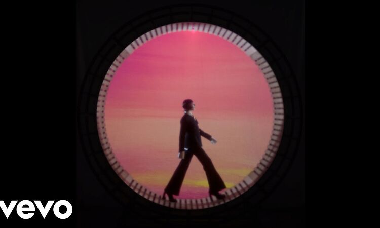 Sylvie Kreusch - Daddy's Selling Wine In A Burning House (Official Video)